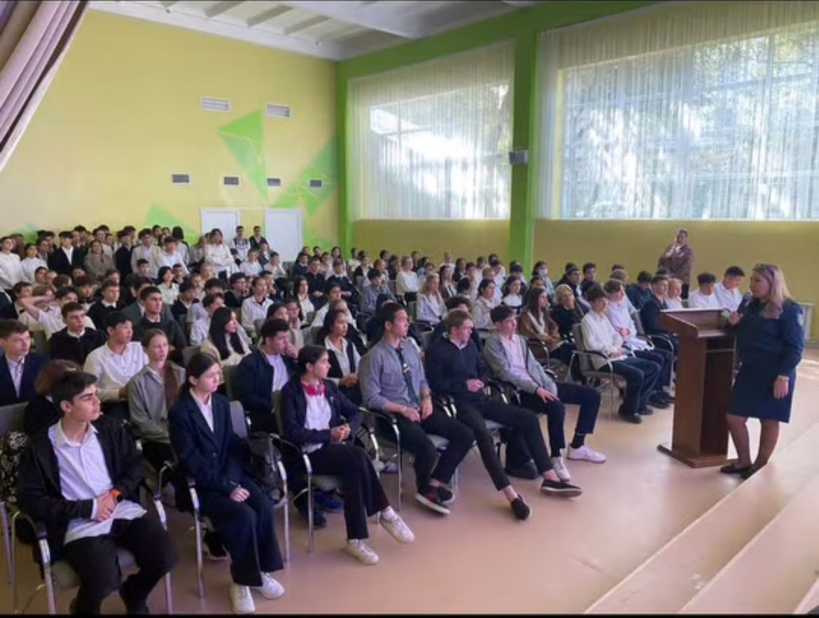 «Кәмелетке толмағандардың әкімшілік жауапкершілігі» және «Бұзақылық және оның алдын алу» тақырыбында оқушылармен кездесу.  Беседа с учащимися со школьным инспектором по делам несовершеннолетних на тему «Административная ответственность несовершенноле