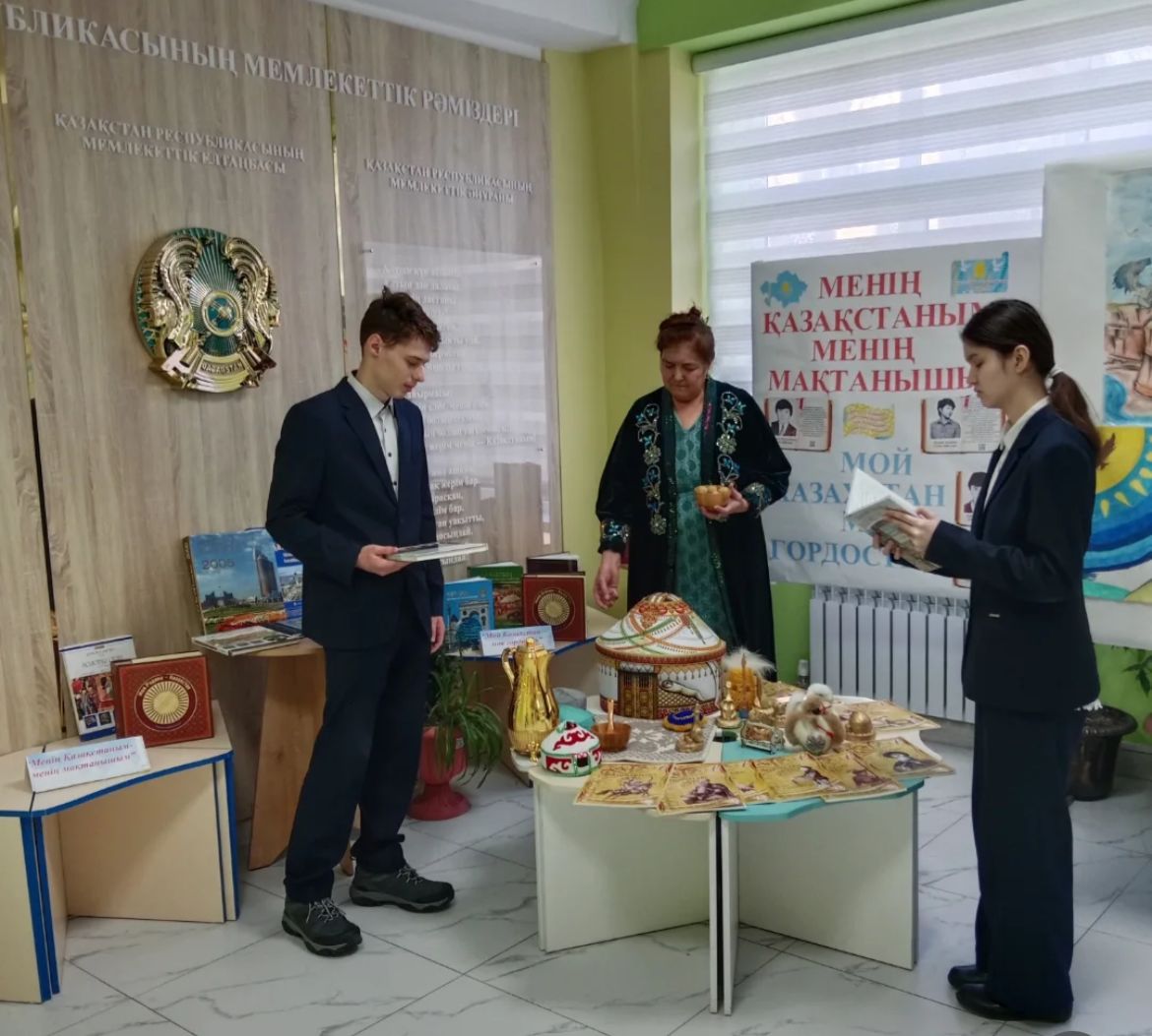 Кітап көрмесі. Выставка книг