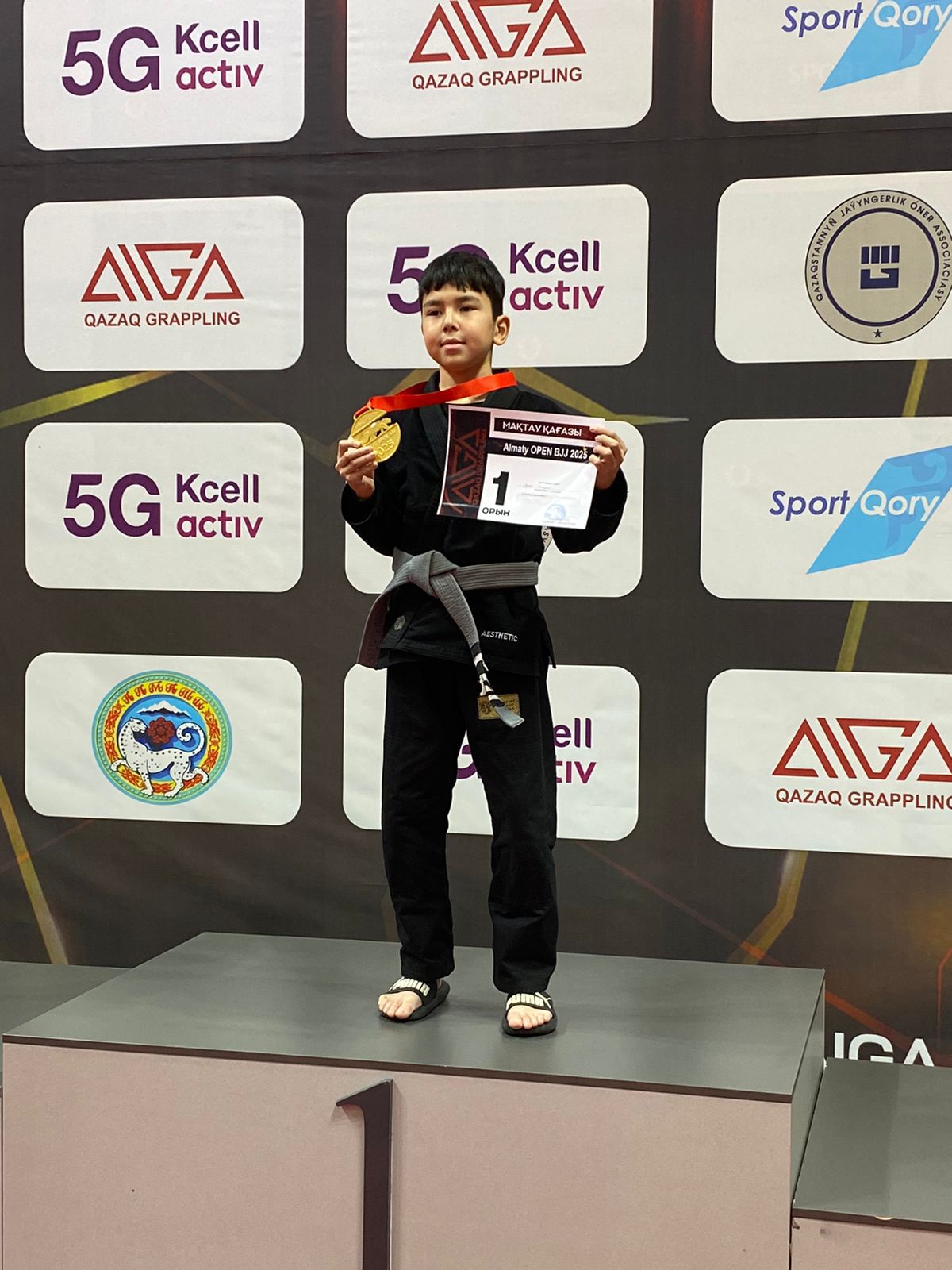 5 «В» сынып оқушысы Закария Арсен Джиу-джитсудан 1 орынға ие болды. Ученик 5 “В”  класса Закария Арсен занял 1 место по Джиу-джитсу