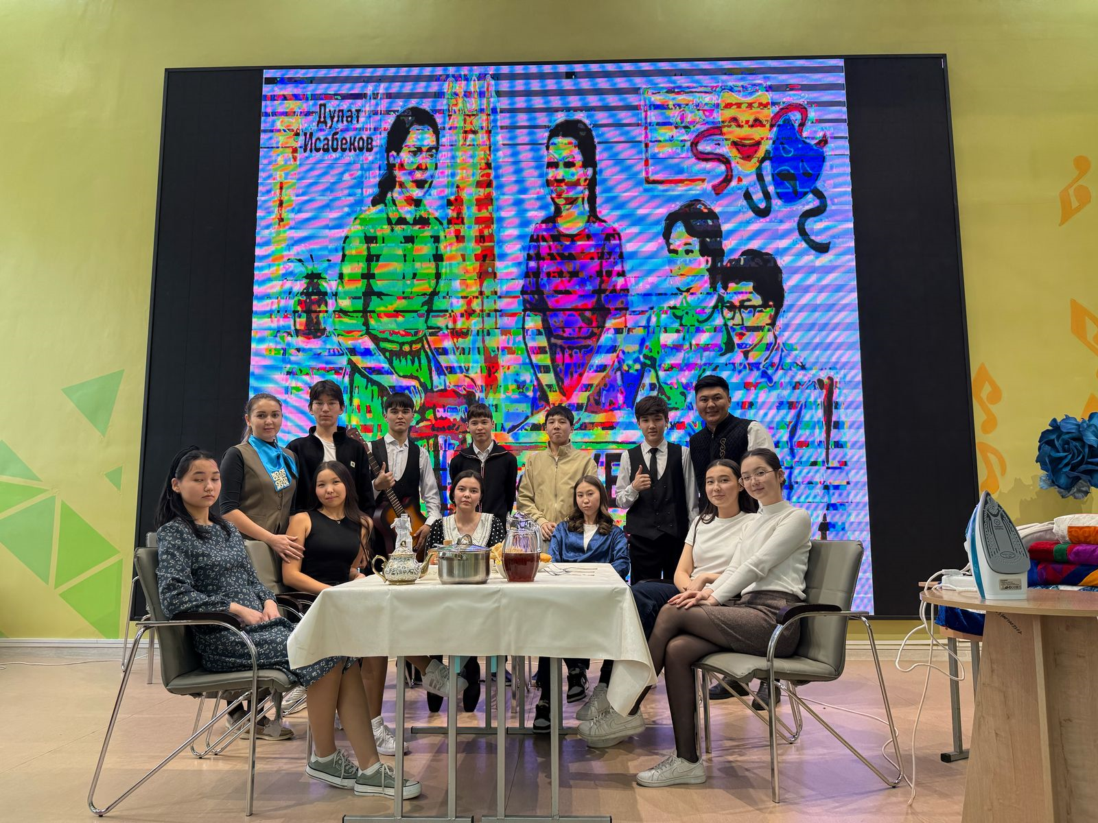 Бүгін мектебімізде 9 “Ә” сыныбының оқушылары дайындаған Дулат Исабековтың “Әпке” драмасының керемет қойылымы өтті!