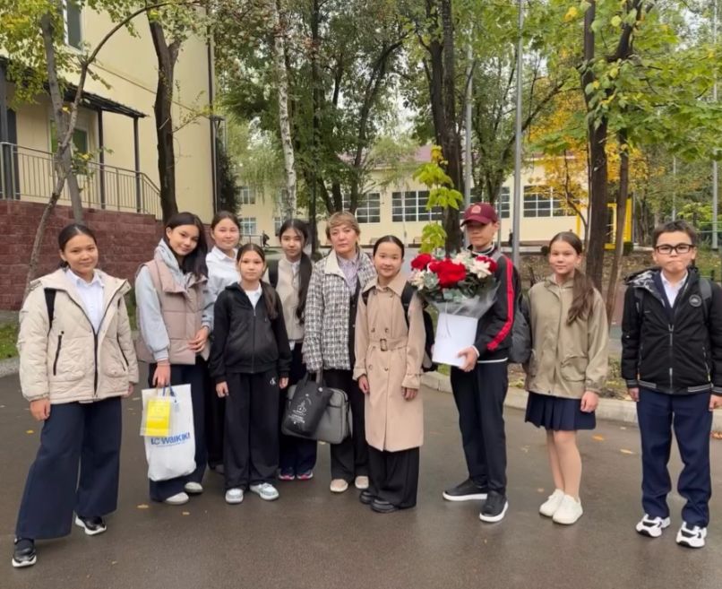 7 «Ә» сыныбының оқушылары Қарттар күніне орай ардагер ұстазды құттықтады